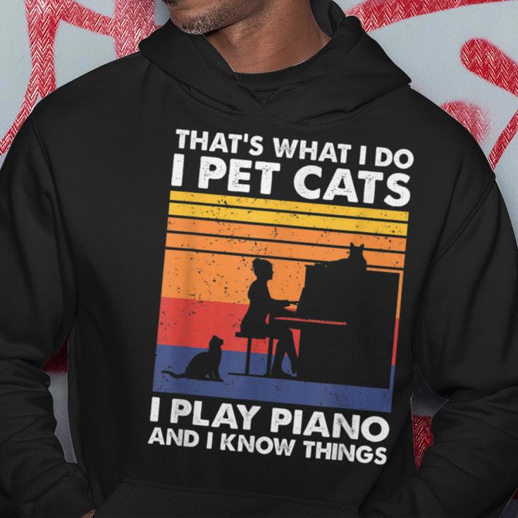 Das Ist Was Ich Mache Ich Streichle Katzen Ich Spiele Klavier Und Ich Weiß Dinge Kapuzenpullover Lustige Geschenke