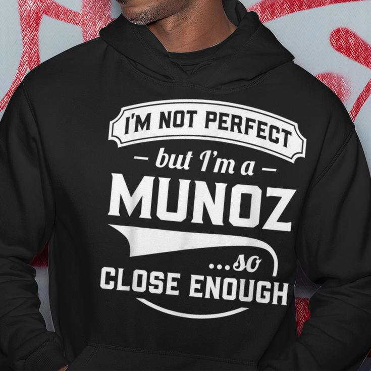 Ich Bin Nicht Perfekt Aber Ich Bin Ein Munoz So Nah Genug Nachname Kapuzenpullover Lustige Geschenke