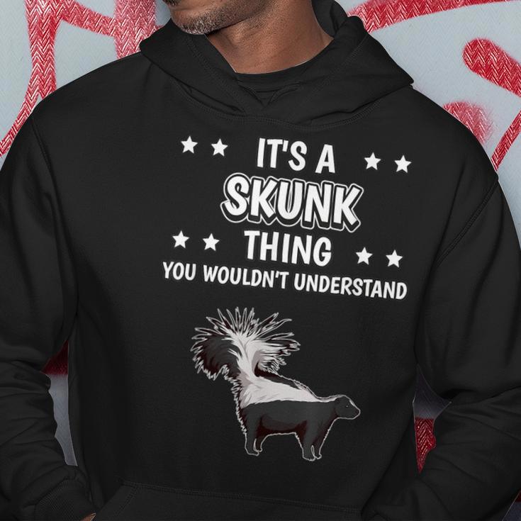 Ist So Ein Stinktier Ding Lustiger Spruch Stinktiere Kapuzenpullover Lustige Geschenke