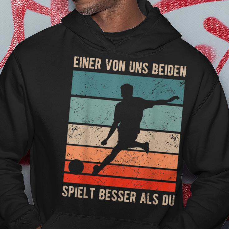 One Of Us Both Plays Better Than Du Retro Footballer S Kapuzenpullover Lustige Geschenke