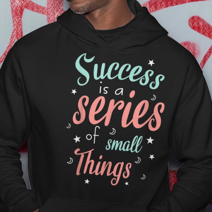 Success Ist Eine Reiheon Kleinen Dingen Motivierende Worte Kapuzenpullover Lustige Geschenke