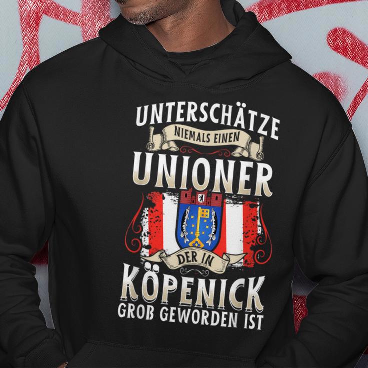 Unterschätze Niemals Einen Unioner Aus Köpenick Football Fans Kapuzenpullover Lustige Geschenke