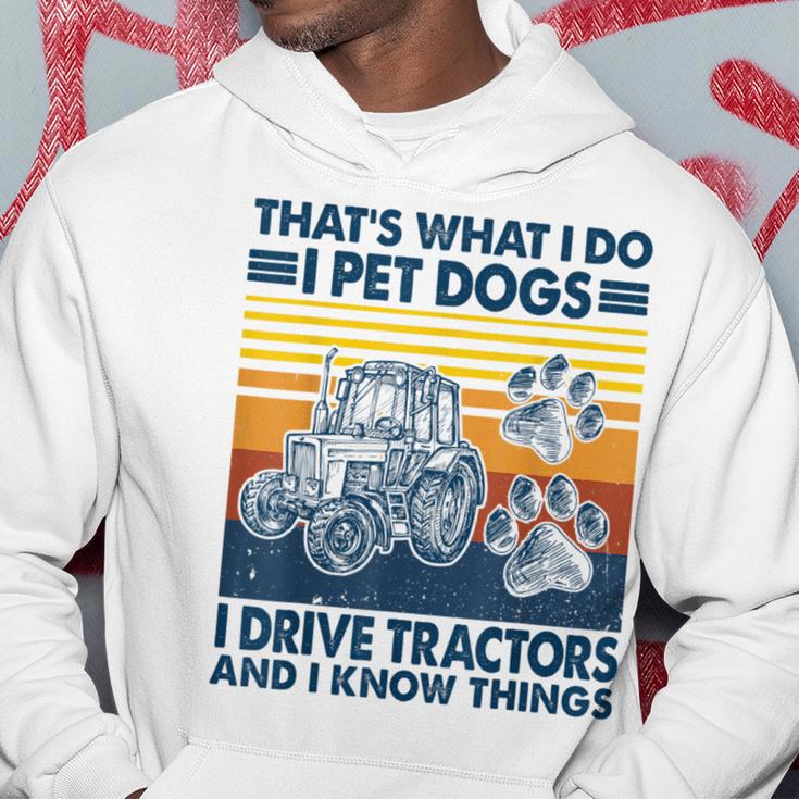 Das Ist Das Was Ich Mache Ich Hunde Haustiere Ich Fahrre Tractors Ich Weiß Dinge Kapuzenpullover Lustige Geschenke