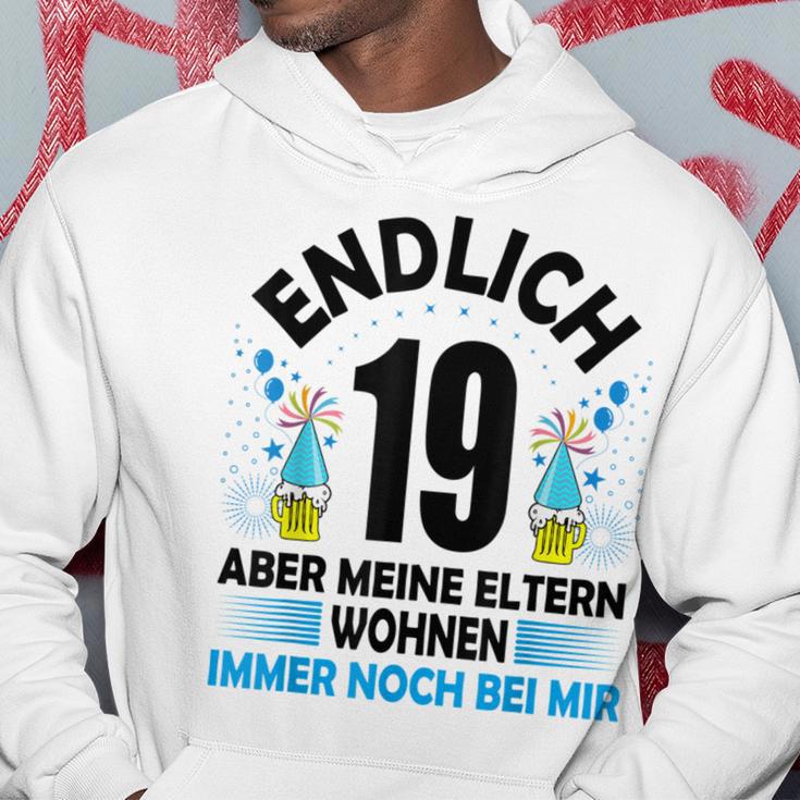 Endlich 19 Aber Meine Eltern Wohnen Noch Bei Mir Kapuzenpullover Lustige Geschenke