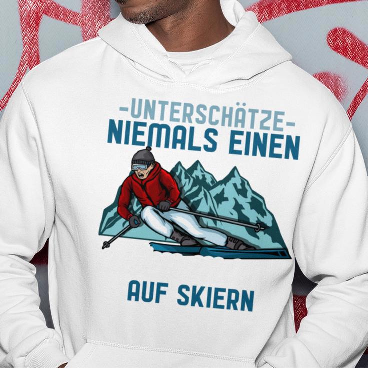 Unterschätze Niemals Einen Alten Mann Auf Skis I Skiing Long-Sleeved Kapuzenpullover Lustige Geschenke