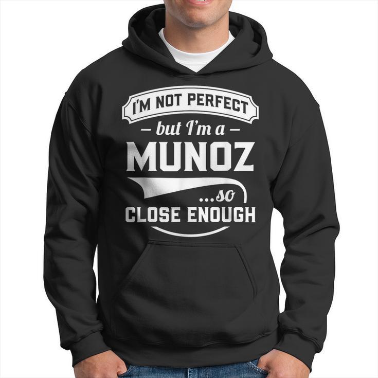 Ich Bin Nicht Perfekt Aber Ich Bin Ein Munoz So Nah Genug Nachname Kapuzenpullover