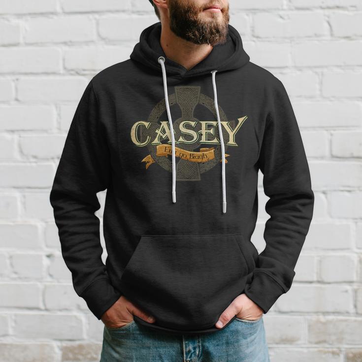 Casey Irischer Nachname Casey Irish Family Name Keltisches Kreuz Kapuzenpullover Geschenke für Ihn