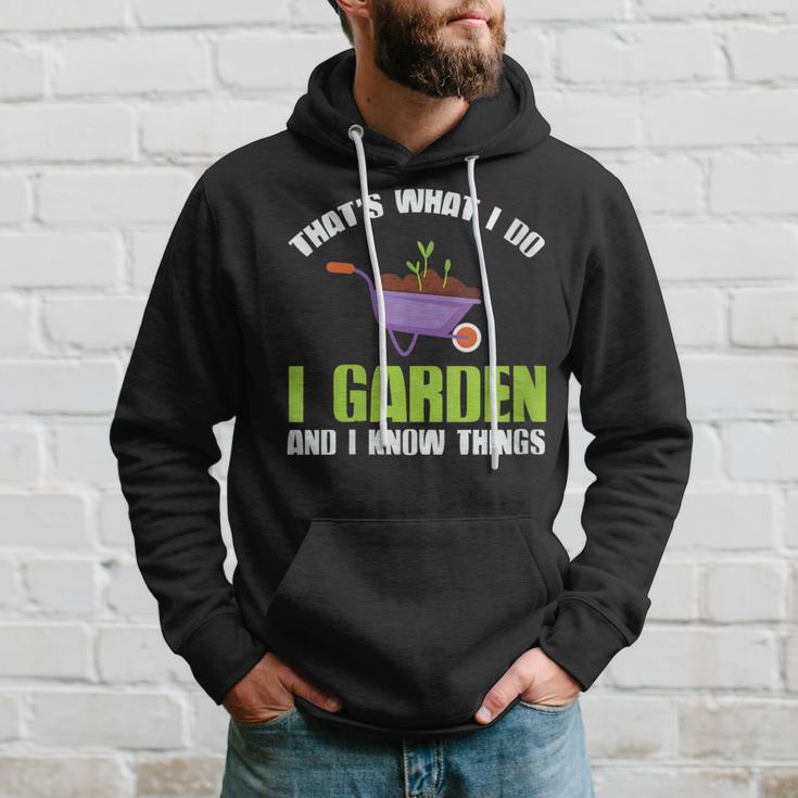 Damen Das Ist Was Ich Im Garten Mache Und Ich Weiß Dinge Mit-Ausschnitt Kapuzenpullover Geschenke für Ihn