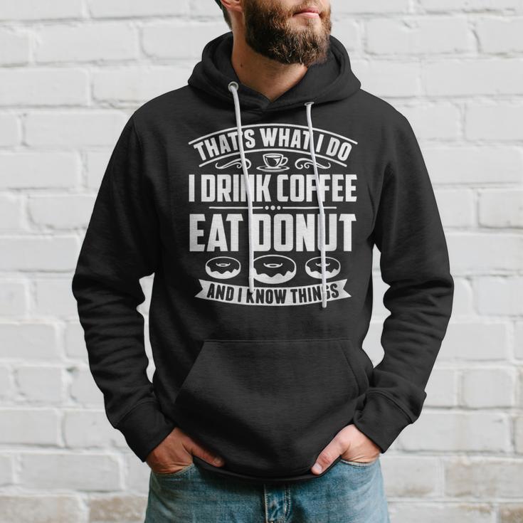 Damen Das Ist Was Ich Trinke Kaffee Esse Donuts Und Weiß Dinge Mit-Ausschnitt Kapuzenpullover Geschenke für Ihn