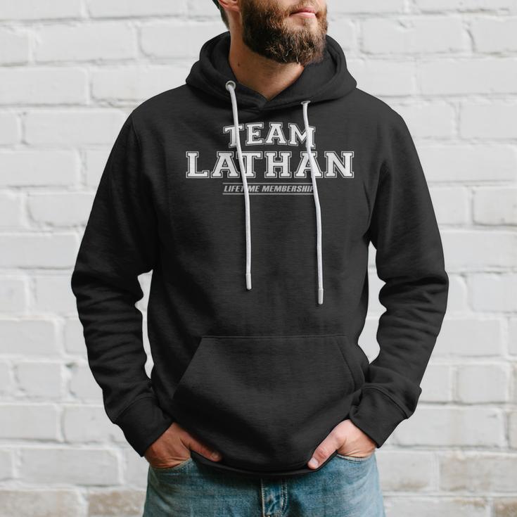 Damen Team Lathan Stolzer Familiennachname Nachname Geschenk Mit-Ausschnitt Kapuzenpullover Geschenke für Ihn