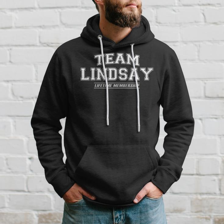 Damen Team Lindsay Stolzer Familiennachname Nachname Geschenk Mit-Ausschnitt Kapuzenpullover Geschenke für Ihn