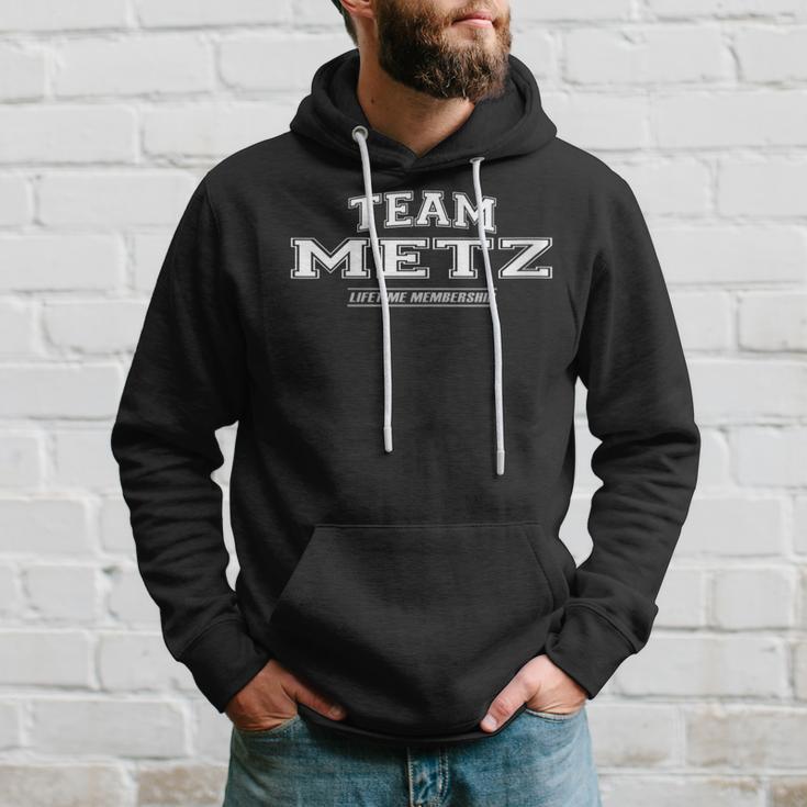 Damen Team Metz Stolzer Familiennachname Nachname Geschenk Mit-Ausschnitt Kapuzenpullover Geschenke für Ihn