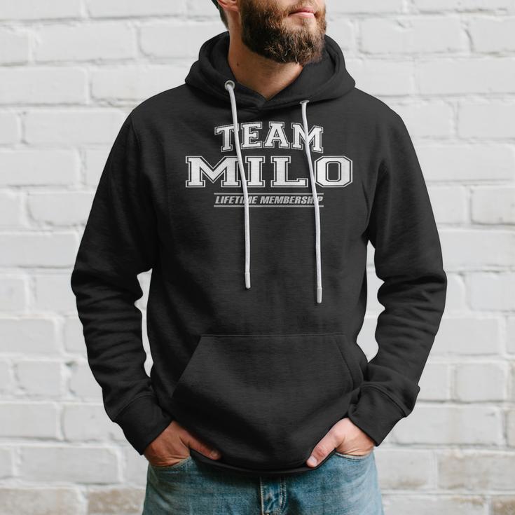 Damen Team Milo Stolzer Familienname Nachname Geschenk Mit-Ausschnitt Kapuzenpullover Geschenke für Ihn