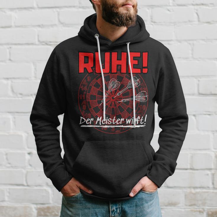 With Darts Quote Ruhe Der Meister Wirft Kapuzenpullover Geschenke für Ihn