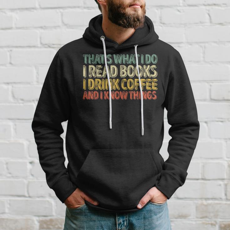 Das Ist Was Ich Mache Ich Lese Büches Ich Trinke Kaffee Ich Weiß Dinge S Kapuzenpullover Geschenke für Ihn