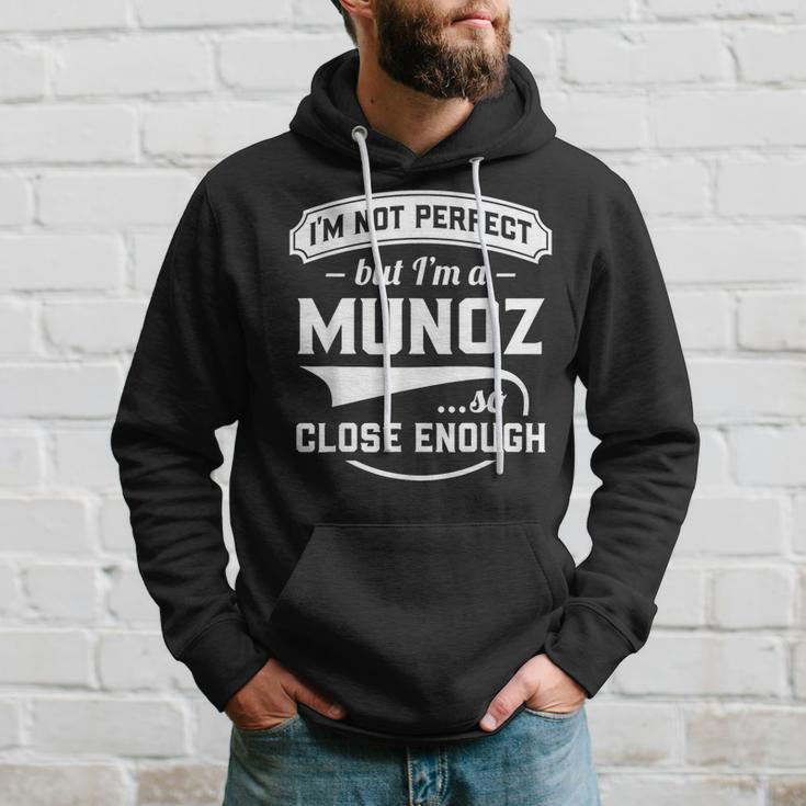 Ich Bin Nicht Perfekt Aber Ich Bin Ein Munoz So Nah Genug Nachname Kapuzenpullover Geschenke für Ihn