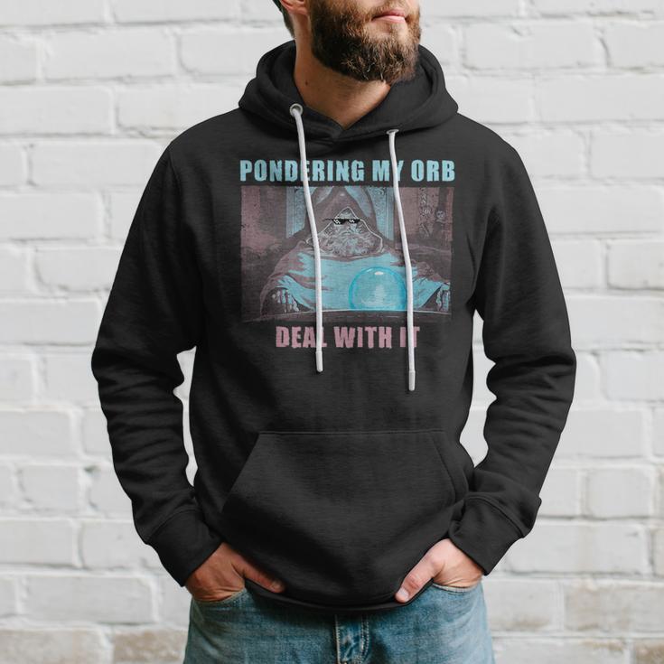 Pondering My Orb Wizard Meme Kapuzenpullover Geschenke für Ihn