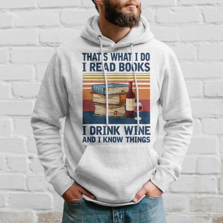 Das Ist Was Ich Tue Ich Lese Bücher Ich Trinke Wein Und Ich Weiß Dinge Gray Kapuzenpullover Geschenke für Ihn