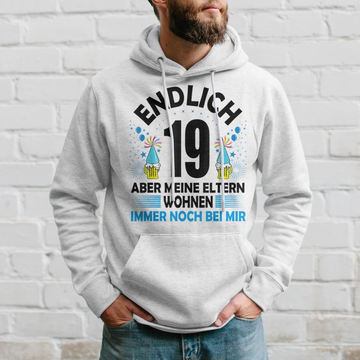 Endlich 19 Aber Meine Eltern Wohnen Noch Bei Mir Kapuzenpullover Geschenke für Ihn