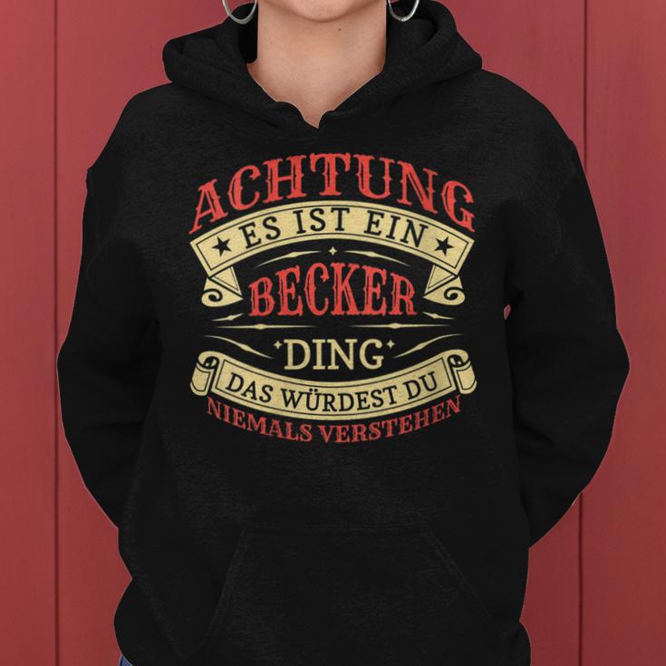 Women's Achtung Es Ist Ein Becker Ding Last Name Plate With-Neck Kapuzenpullover für Damen