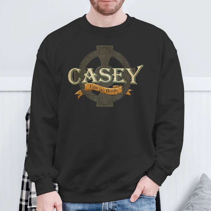 Casey Irischer Nachname Casey Irish Family Name Keltisches Kreuz Sweatshirt Geschenke für alte Männer