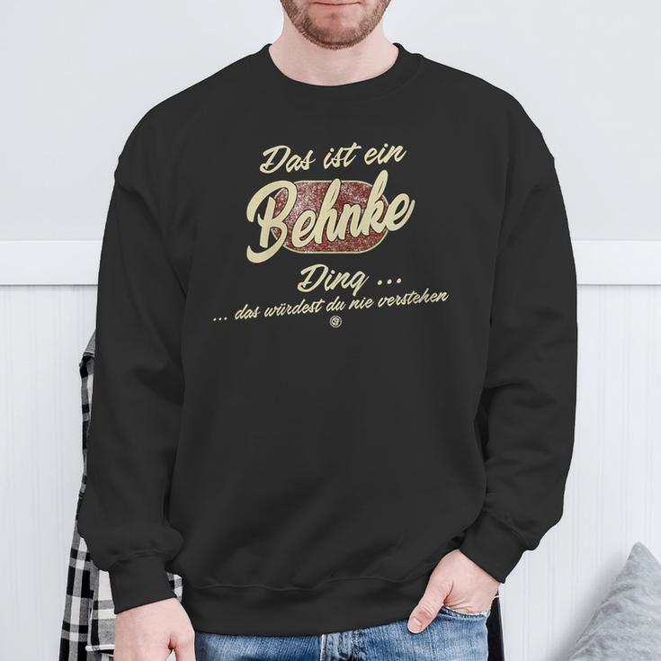 Damen Das Ist Ein Behnke Ding Lustiges Familie Behnke Mit-Ausschnitt Sweatshirt Geschenke für alte Männer