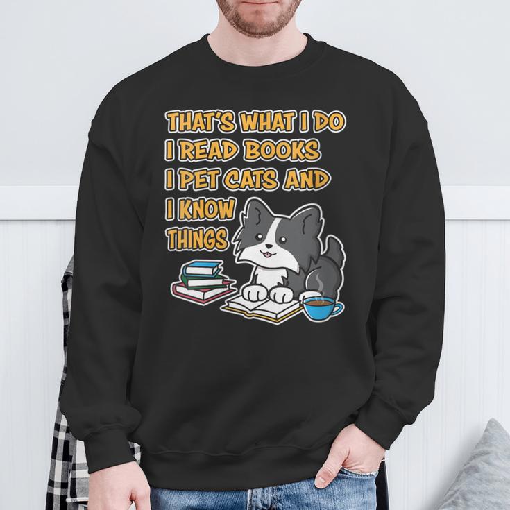 Damen Das Ist Was Ich Mache Ich Lese Bücher Ich Streichle Katzen Und Ich Weiß Dinge Mit-Ausschnitt Sweatshirt Geschenke für alte Männer