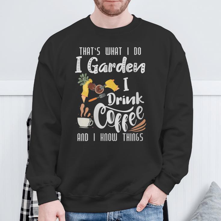 Damen Das Ist Was Ich Mache Ich Lese Bücher Ich Trinke Kaffee Ich Weiß Ding Mit-Ausschnitt Sweatshirt Geschenke für alte Männer