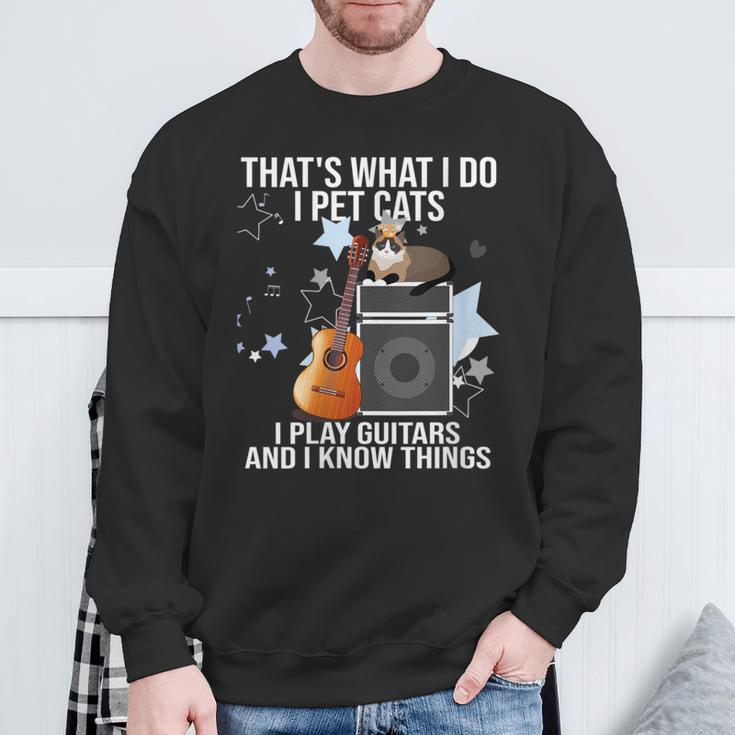 Damen Das Ist Was Ich Mache Ich Pet Cats Ich Spiele Gitarren & Ich Weiß Dinge Mit-Ausschnitt Sweatshirt Geschenke für alte Männer