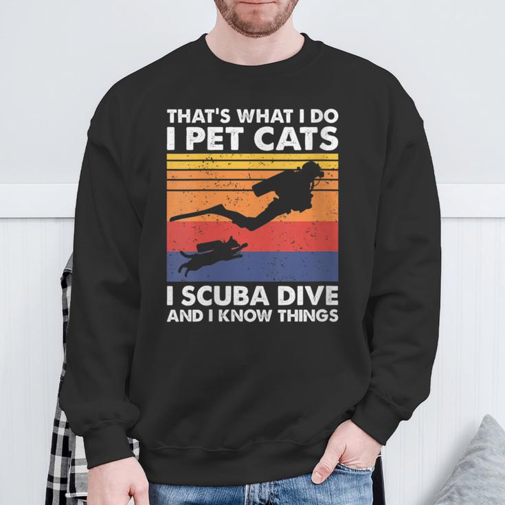 Damen Das Ist Was Ich Mache Ich Streichle Katzen I Scuba Dive & Ich Weiß Dinge Mit-Ausschnitt Sweatshirt Geschenke für alte Männer