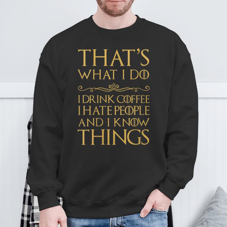 Damen Das Ist Was Ich Mache Ich Trinke Kaffee Ich Hasse Leute Ich Weiß Dinge Mit-Ausschnitt Sweatshirt Geschenke für alte Männer