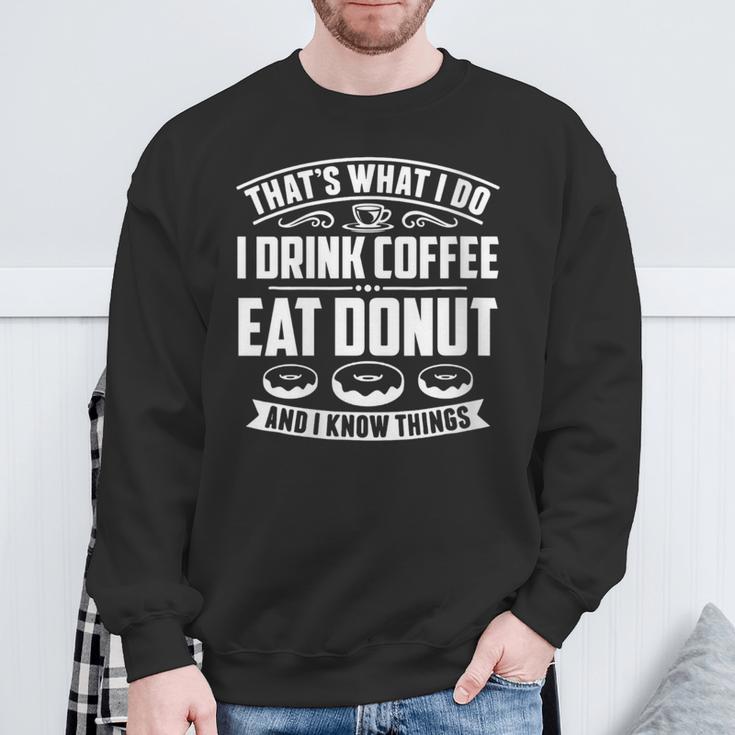 Damen Das Ist Was Ich Trinke Kaffee Esse Donuts Und Weiß Dinge Mit-Ausschnitt Sweatshirt Geschenke für alte Männer