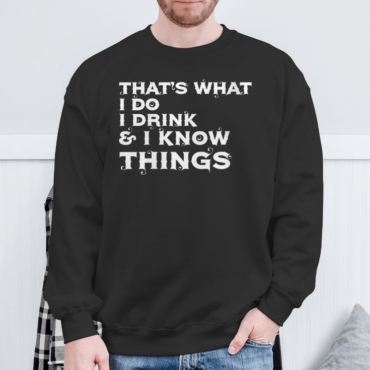 Damen Das Ist Was Ich Trinke Und Ich Weiß Dinge Weißer Text Mit-Ausschnitt Sweatshirt Geschenke für alte Männer