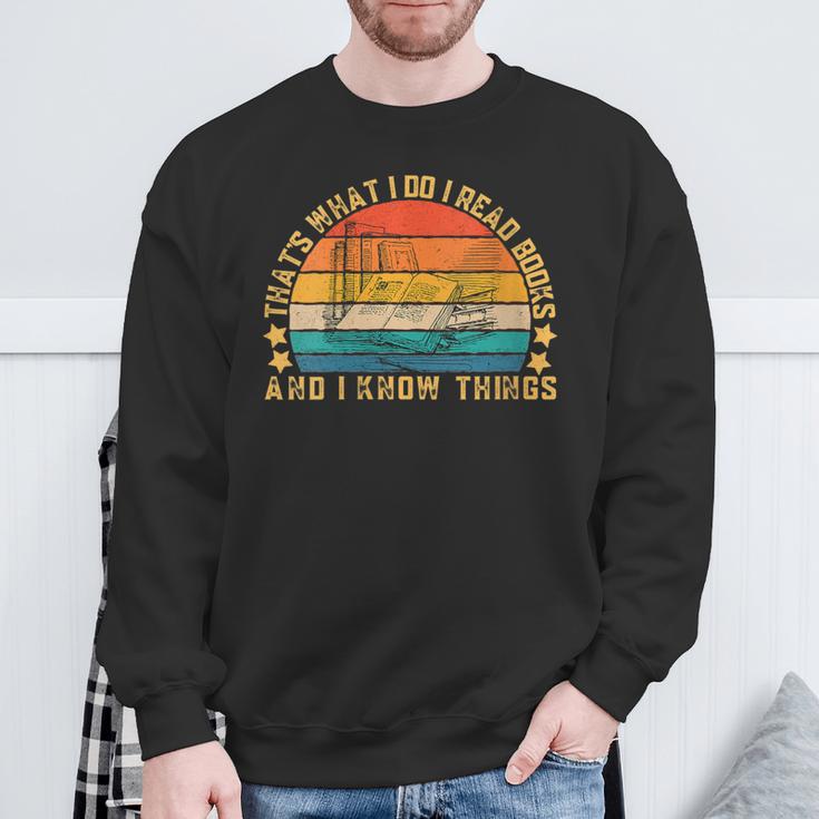 Damen Das Ist Was Ich Tue Ich Lese Bücher Und Ich Weiß Dinge Mit-Ausschnitt Sweatshirt Geschenke für alte Männer