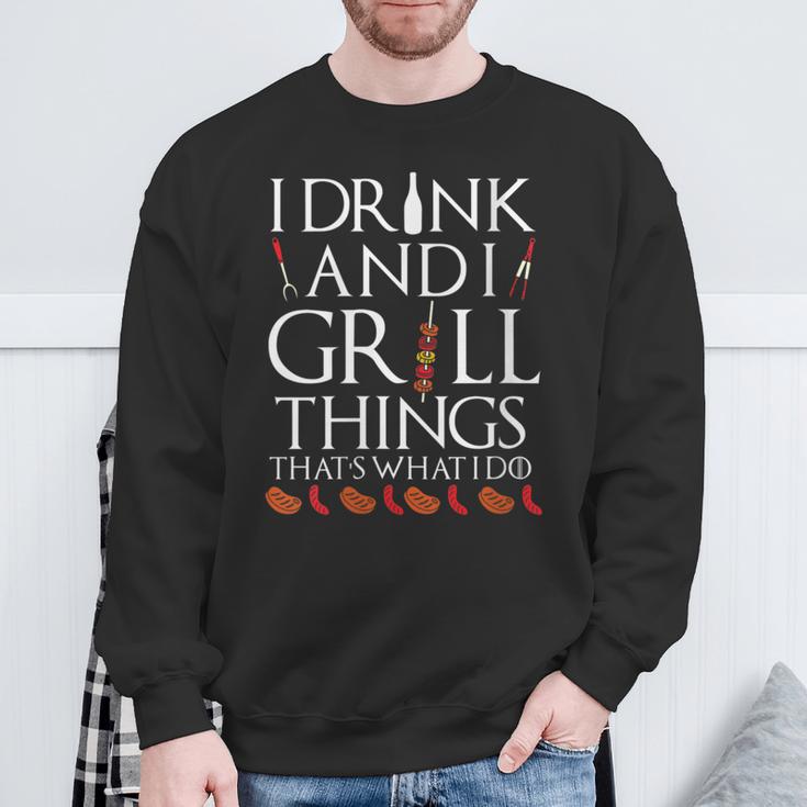 Damen Ich Trinke Und Grille Dinge Das Ist Es Was Ich Tue Urkomis Mit-Ausschnitt Sweatshirt Geschenke für alte Männer