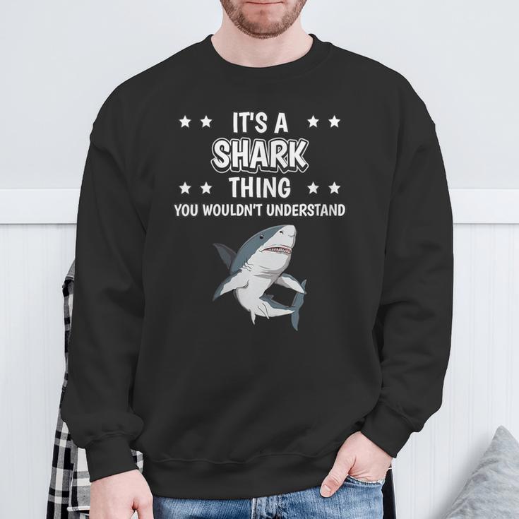 Damen Ist So Ein Hai Ding Lustiger Spruch Haie Mit-Ausschnitt Sweatshirt Geschenke für alte Männer