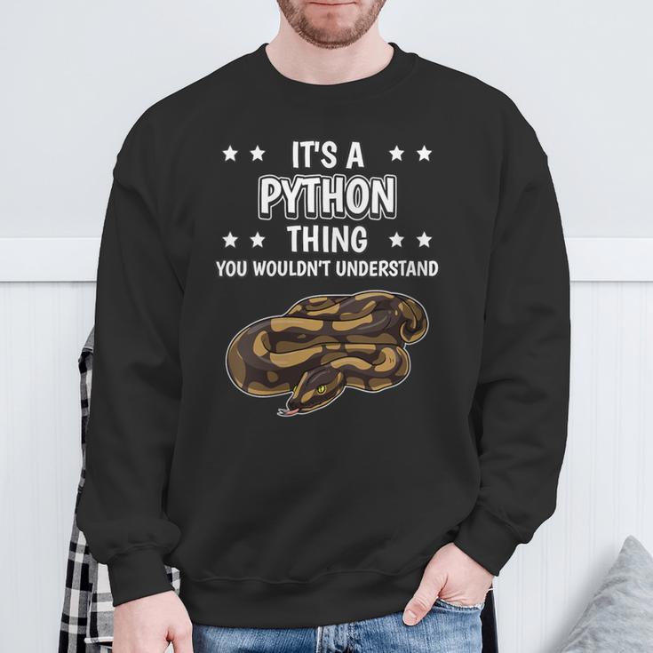 Damen Ist So Ein Python Ding Lustiger Spruch Pythons Mit-Ausschnitt Sweatshirt Geschenke für alte Männer