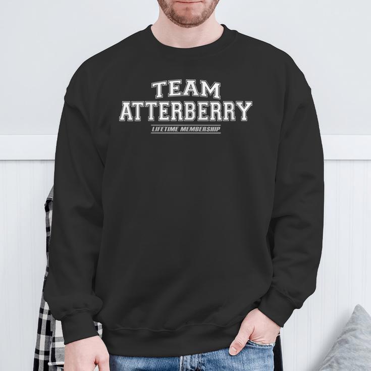 Damen Team Atterberry Stolzer Familiennachname Nachname Geschenk Mit-Ausschnitt Sweatshirt Geschenke für alte Männer