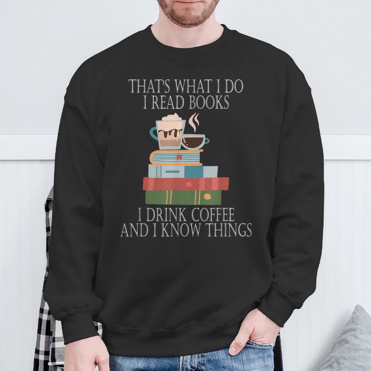 Das Ist Was Ich Mache Ich Lese Bücher Ich Trinke Kaffee Und Ich Weiß Dinge Sweatshirt Geschenke für alte Männer