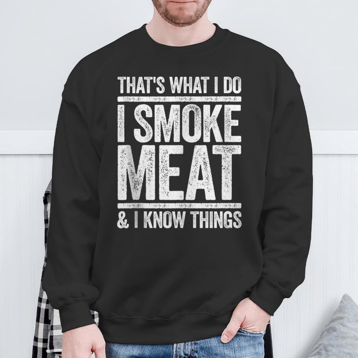 Das Ist Was Ich Mache Ich Rauche Fleisch Und Ich Weiß Dinge Bbq Sweatshirt Geschenke für alte Männer