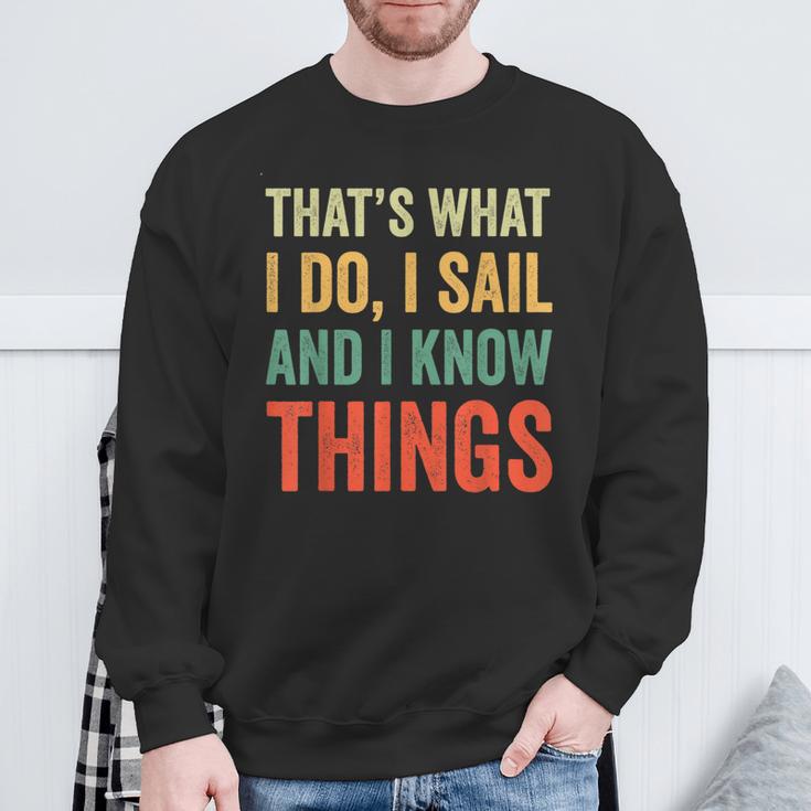 Das Ist Was Ich Mache Ich Segle Und Ich Weiß Dinge Sweatshirt Geschenke für alte Männer