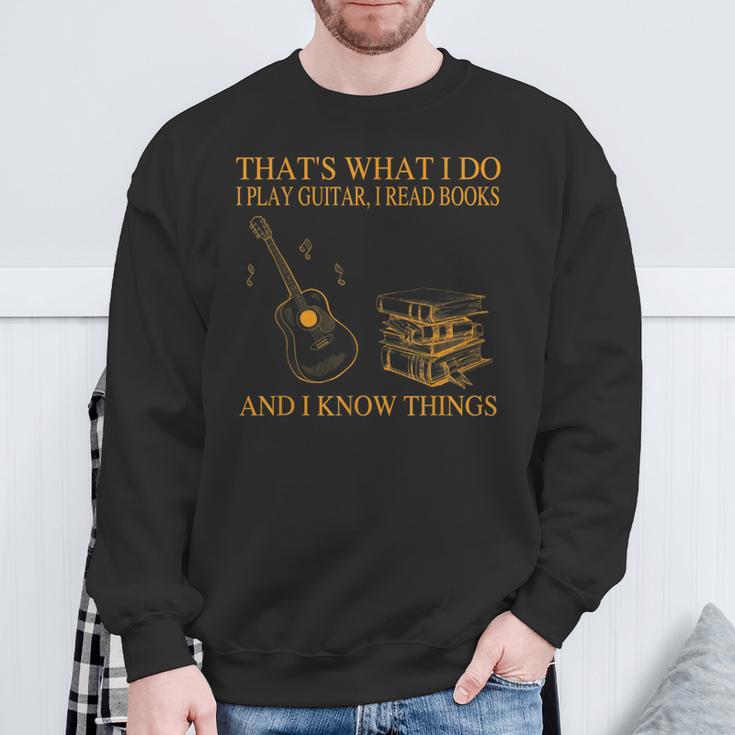 Das Ist Was Ich Mache Ich Spiele Gitarre Ich Lese Bücher Ich Weiß Dinge Sweatshirt Geschenke für alte Männer