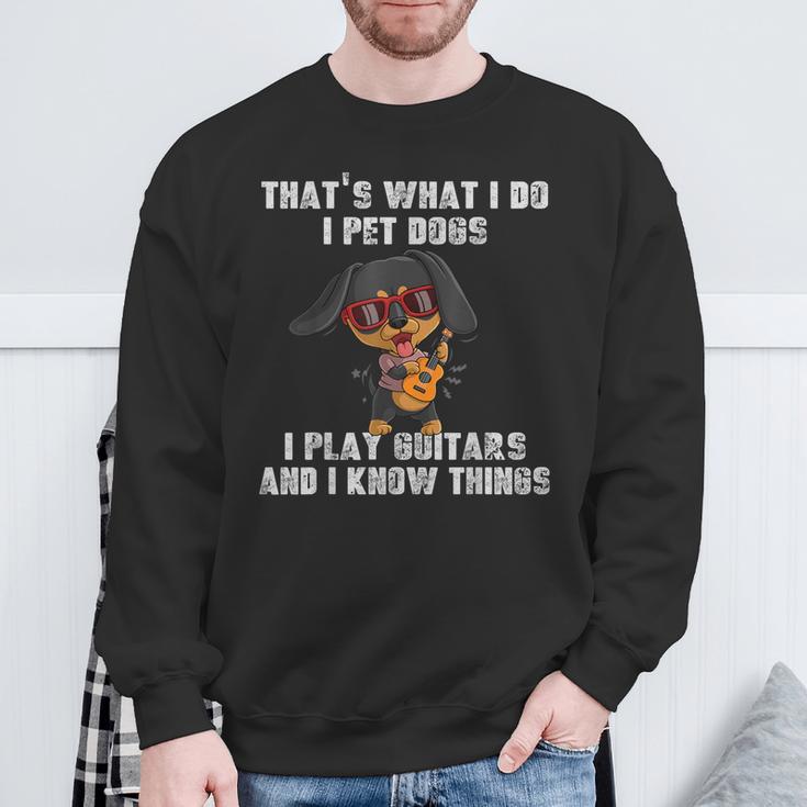 Das Ist Was Ich Mache Ich Streichle Hunde Ich Spiele Gitarre Und Ich Weiß Dinge Sweatshirt Geschenke für alte Männer