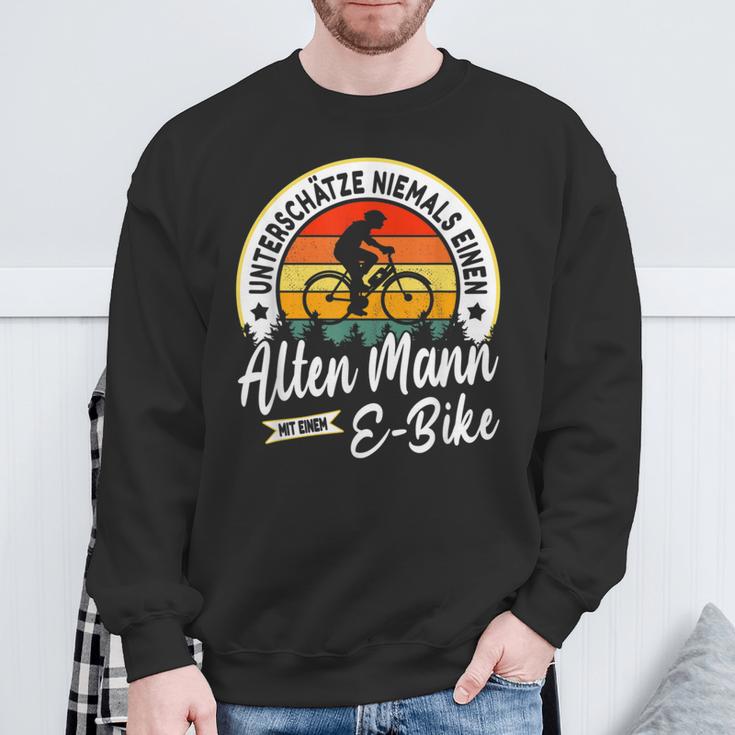 With E-Bike Underschätze Niemals Einen Old Mann Mit Einer E-Bike Sweatshirt Geschenke für alte Männer