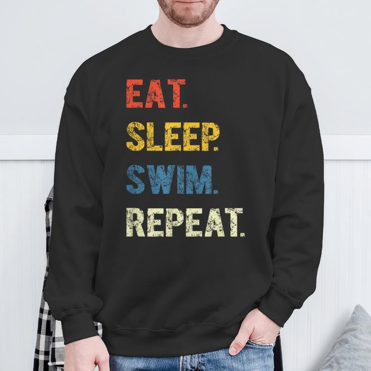 Eat Sleep Swim Repeat Schwimmer Schwimmen Sweatshirt Geschenke für alte Männer