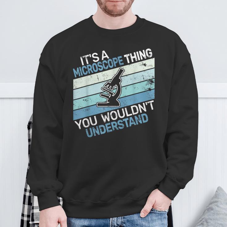 Es Ist Ein Mikroskop Ding Mikroskopie Alter Mikrobiologe Sweatshirt Geschenke für alte Männer