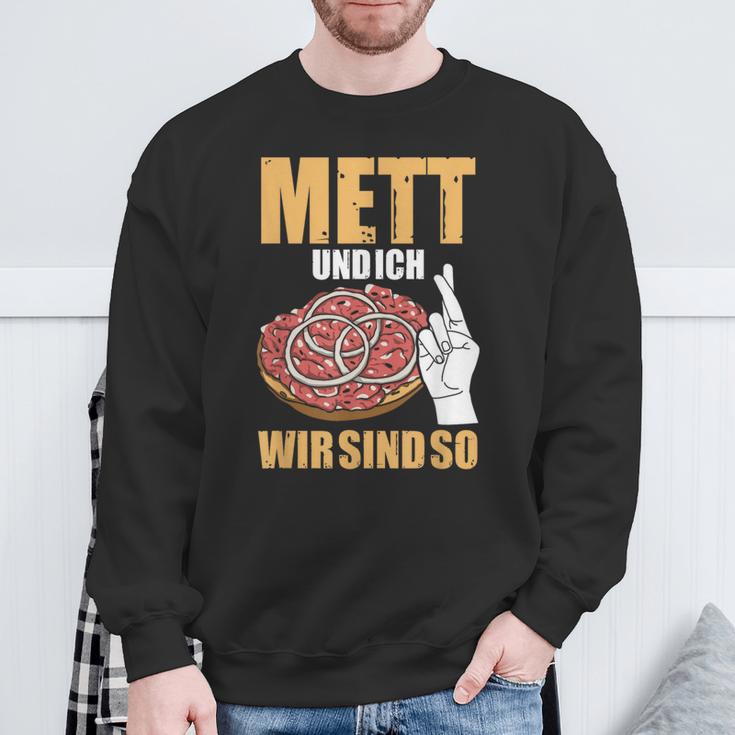 Mett Und Ich Wir Sind So Hackepeter Mett Brunchen Mett Und Ich Wir Sind So Hackepeter Mett Buns Mett S Sweatshirt Geschenke für alte Männer