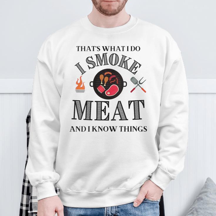 Damen Das Ist Was Ich Tue Ich Rauche Fleisch Und Ich Weiß Dinge Mit-Ausschnitt Sweatshirt Geschenke für alte Männer