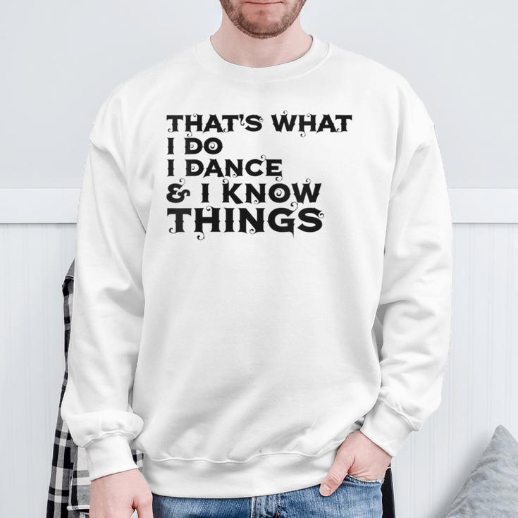 Damen Das Ist Was Ich Tue Ich Tanze Und Ich Weiß Dinge Mit-Ausschnitt Sweatshirt Geschenke für alte Männer