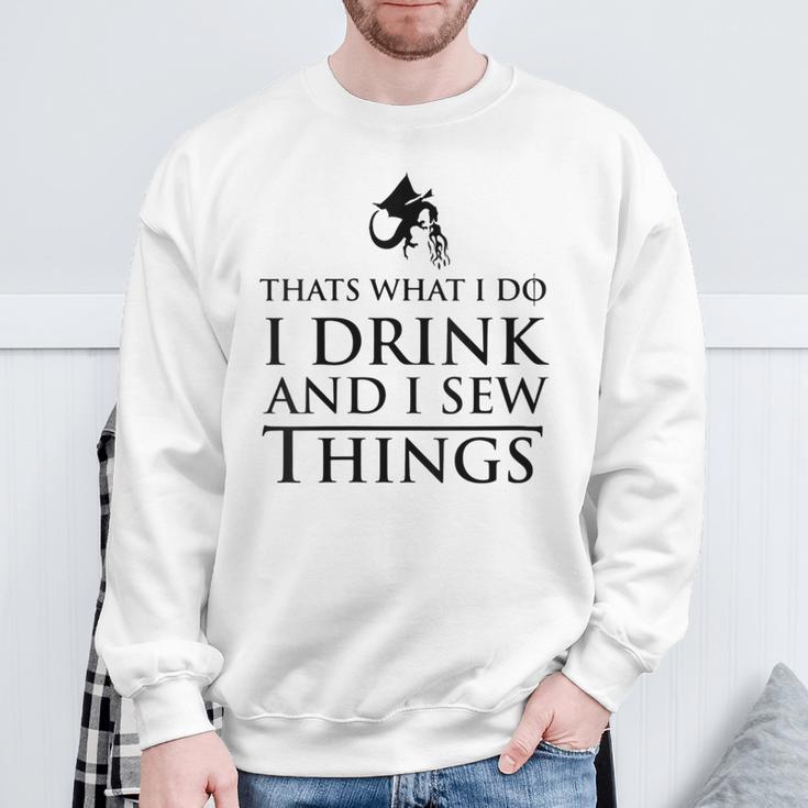 Damen Das Ist Was Ich Tue Ich Trinke Und Ich Sehe Dinge Mit-Ausschnitt Sweatshirt Geschenke für alte Männer